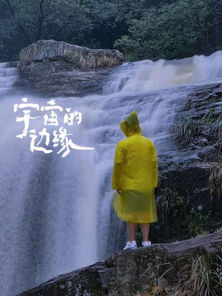 视频｜小车打横深陷雪地 警民合力推回正道