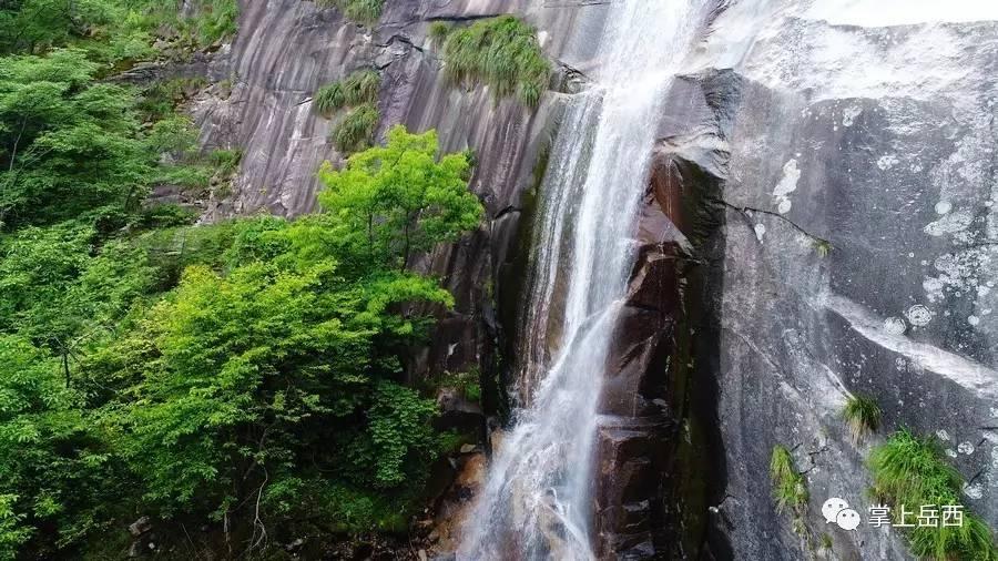 韩东君穿复古条纹西装参加活动，简约又不失经典，你喜欢这样的他吗？游戏画面